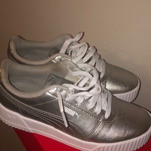 Women silver pumas